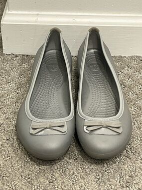 CROCS Lily Silver Bow Tie Ballet Flats Women’s Size 7 Comfort Career Casual